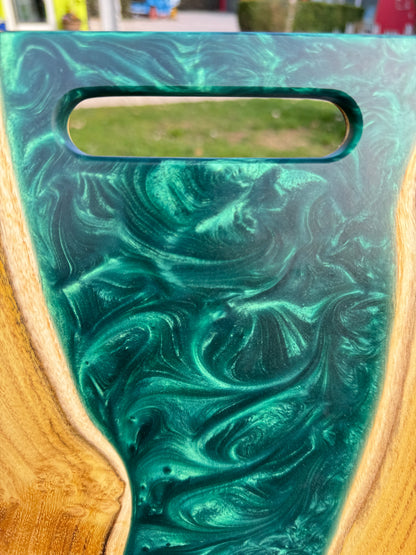 Das Geheimnis des Jades - Servierbrett aus Holz und Epoxidharz