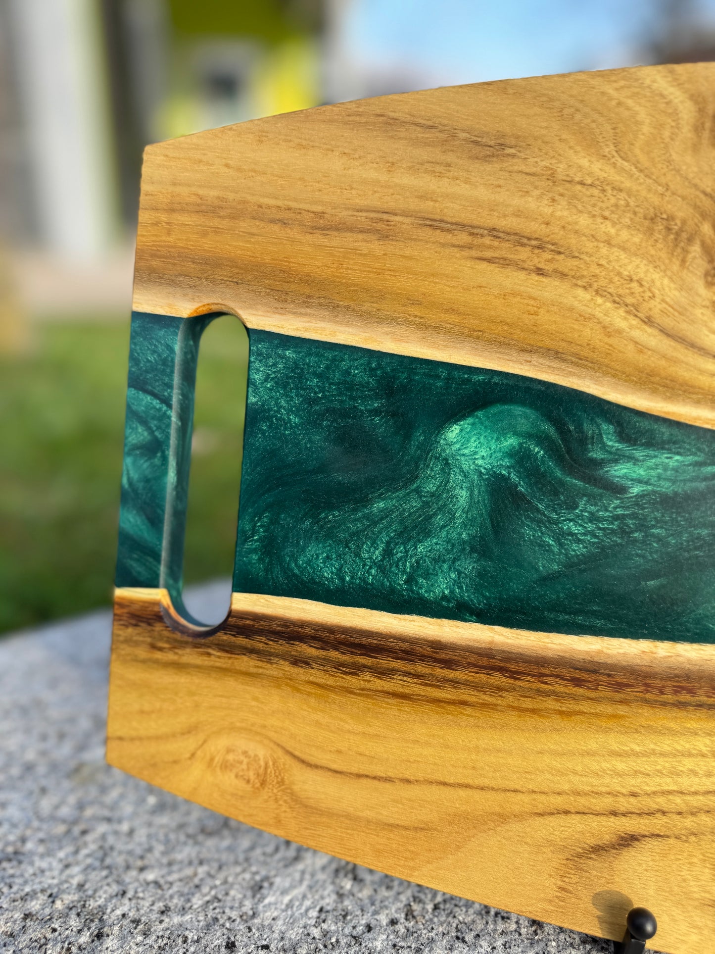 Das Geheimnis des Jades - Servierbrett aus Holz und Epoxidharz
