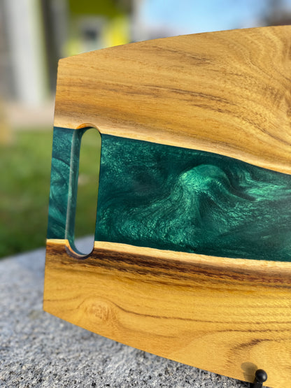 Das Geheimnis des Jades - Servierbrett aus Holz und Epoxidharz