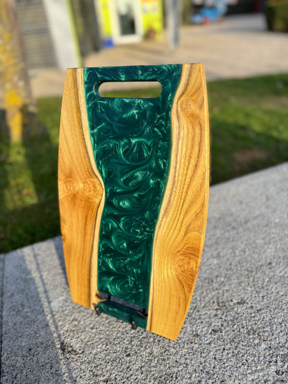 Das Geheimnis des Jades - Servierbrett aus Holz und Epoxidharz