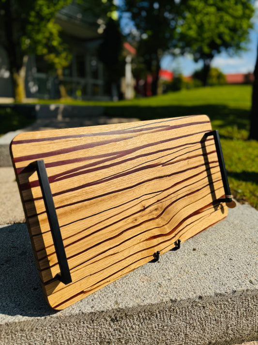 Forest embers – Serving tray made of split oak and red epoxy resin