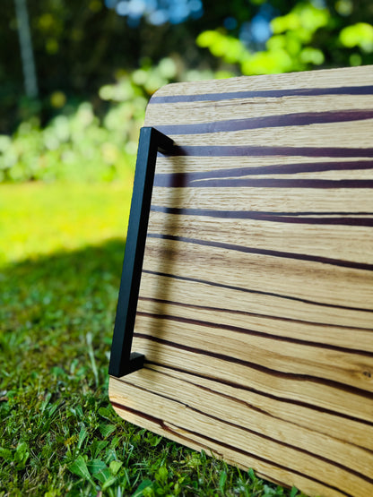 Forest embers – Serving tray made of split oak and red epoxy resin