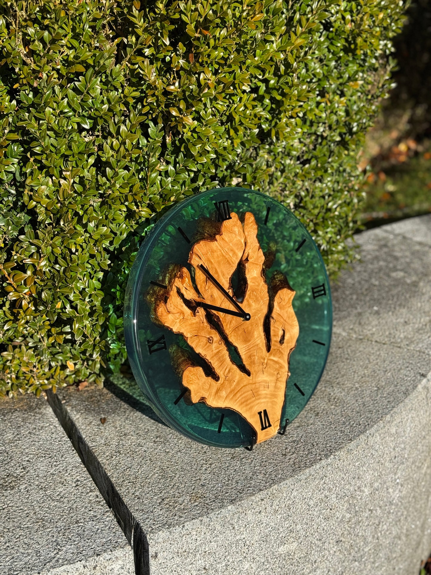 Wanduhr  "Blue Ice"  – Wanduhr aus Olivenholz und Epoxidharz – 40 cm