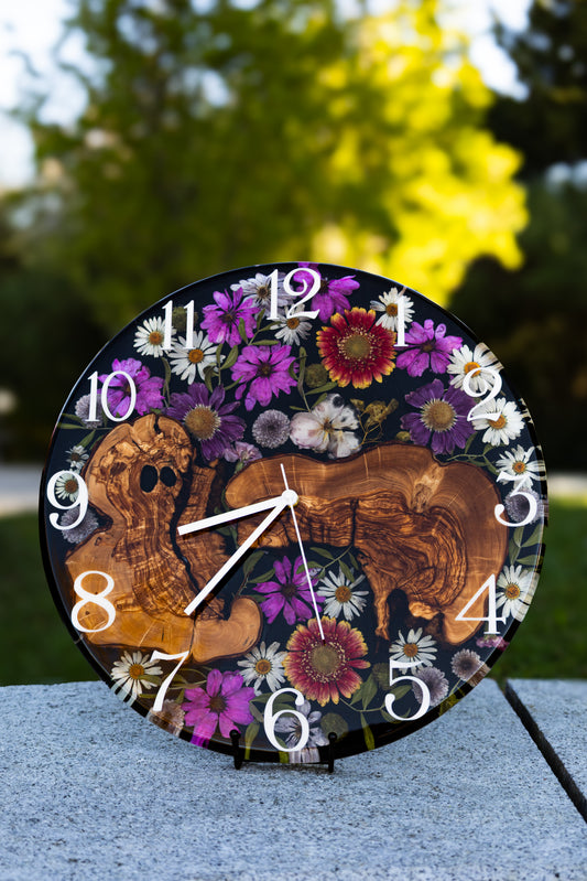 Flora Moment - Handgefertigte Wanduhr aus Olivenholz mit echten Blumen