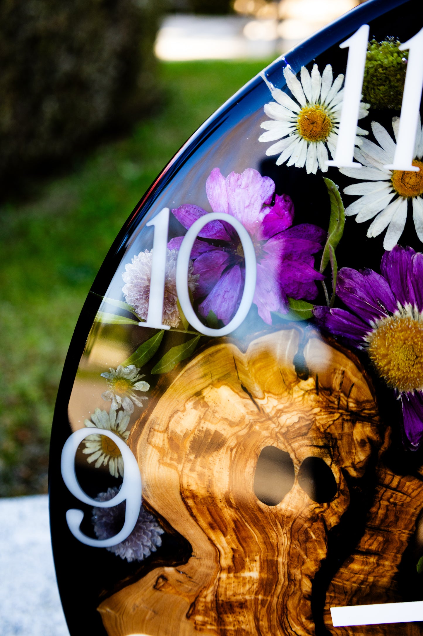 Flora Moment - Handgefertigte Wanduhr aus Olivenholz mit echten Blumen