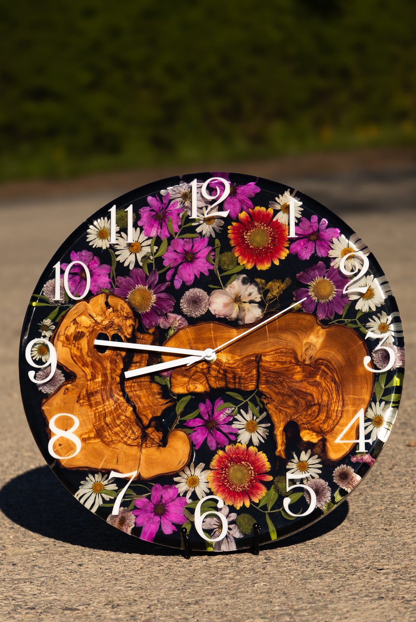Flora Moment - Handgefertigte Wanduhr aus Olivenholz mit echten Blumen