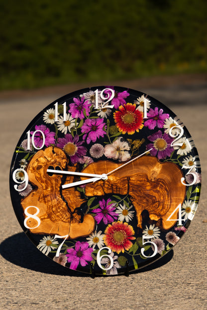Flora Moment - Handgefertigte Wanduhr aus Olivenholz mit echten Blumen