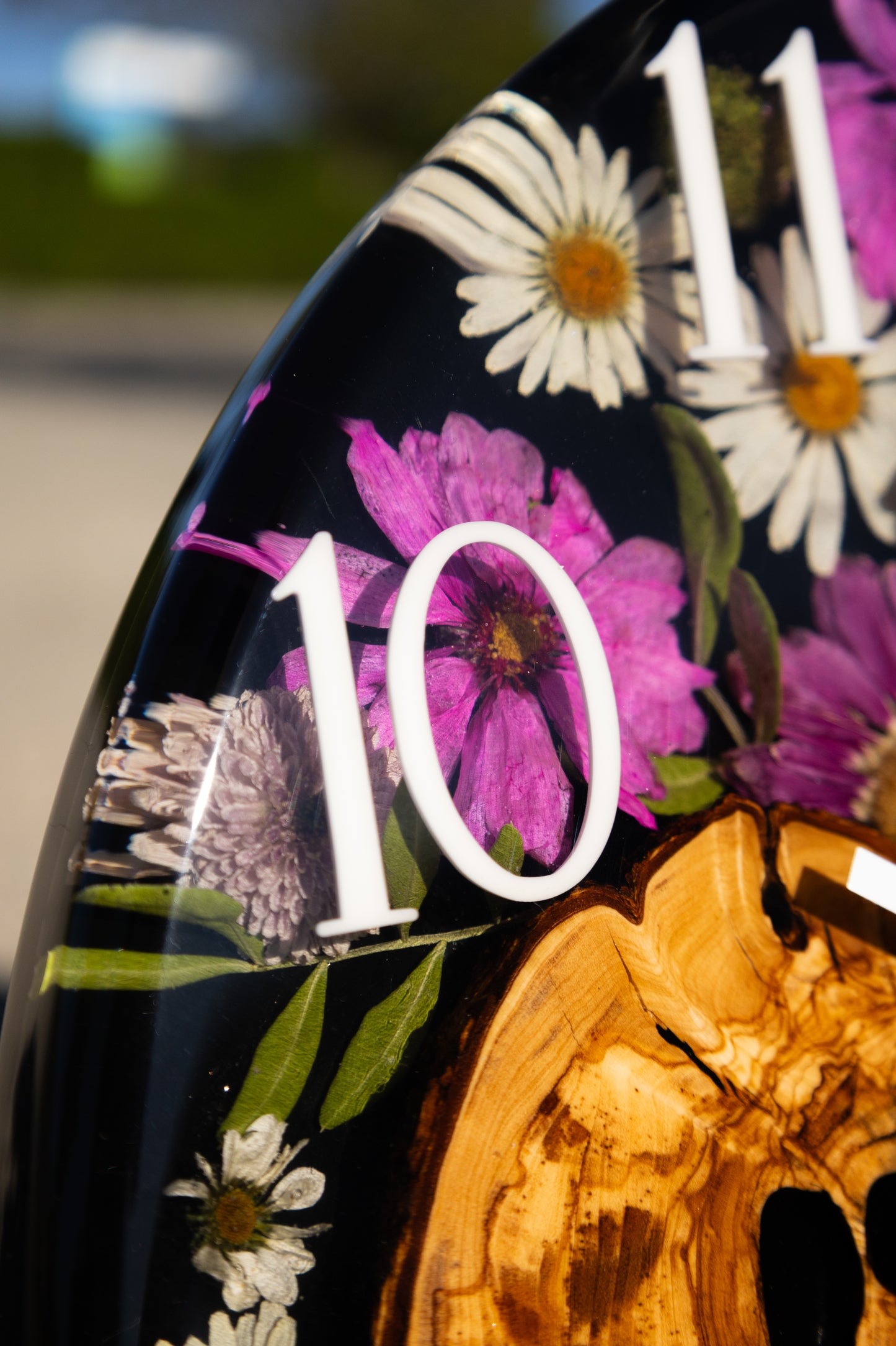 Flora Moment - Handgefertigte Wanduhr aus Olivenholz mit echten Blumen
