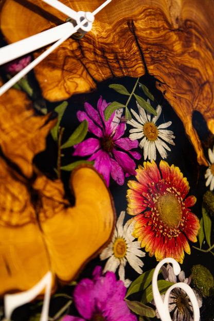 Flora Moment - Handgefertigte Wanduhr aus Olivenholz mit echten Blumen