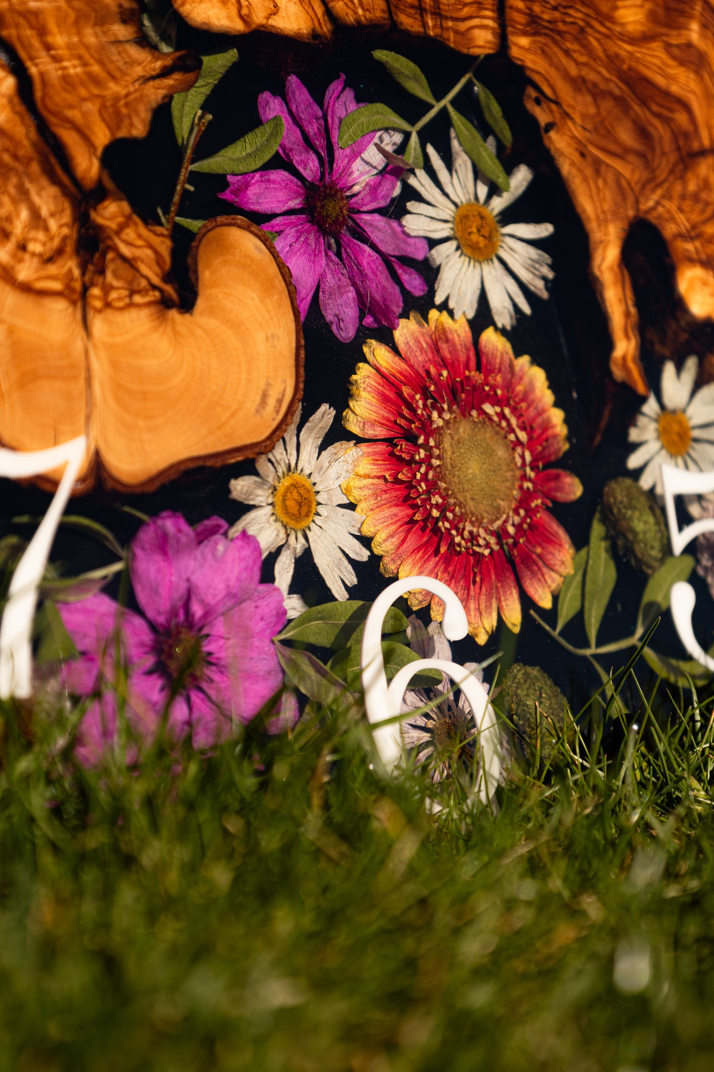 Flora Moment - Handgefertigte Wanduhr aus Olivenholz mit echten Blumen