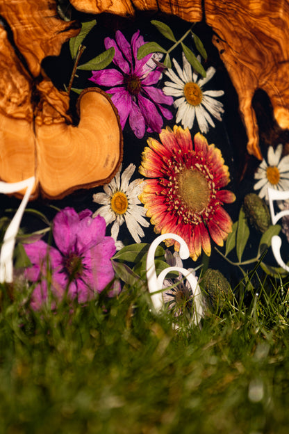 Flora Moment - Handgefertigte Wanduhr aus Olivenholz mit echten Blumen