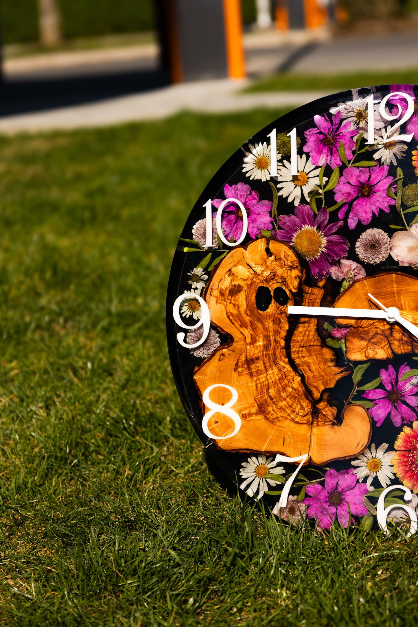 Flora Moment - Handgefertigte Wanduhr aus Olivenholz mit echten Blumen