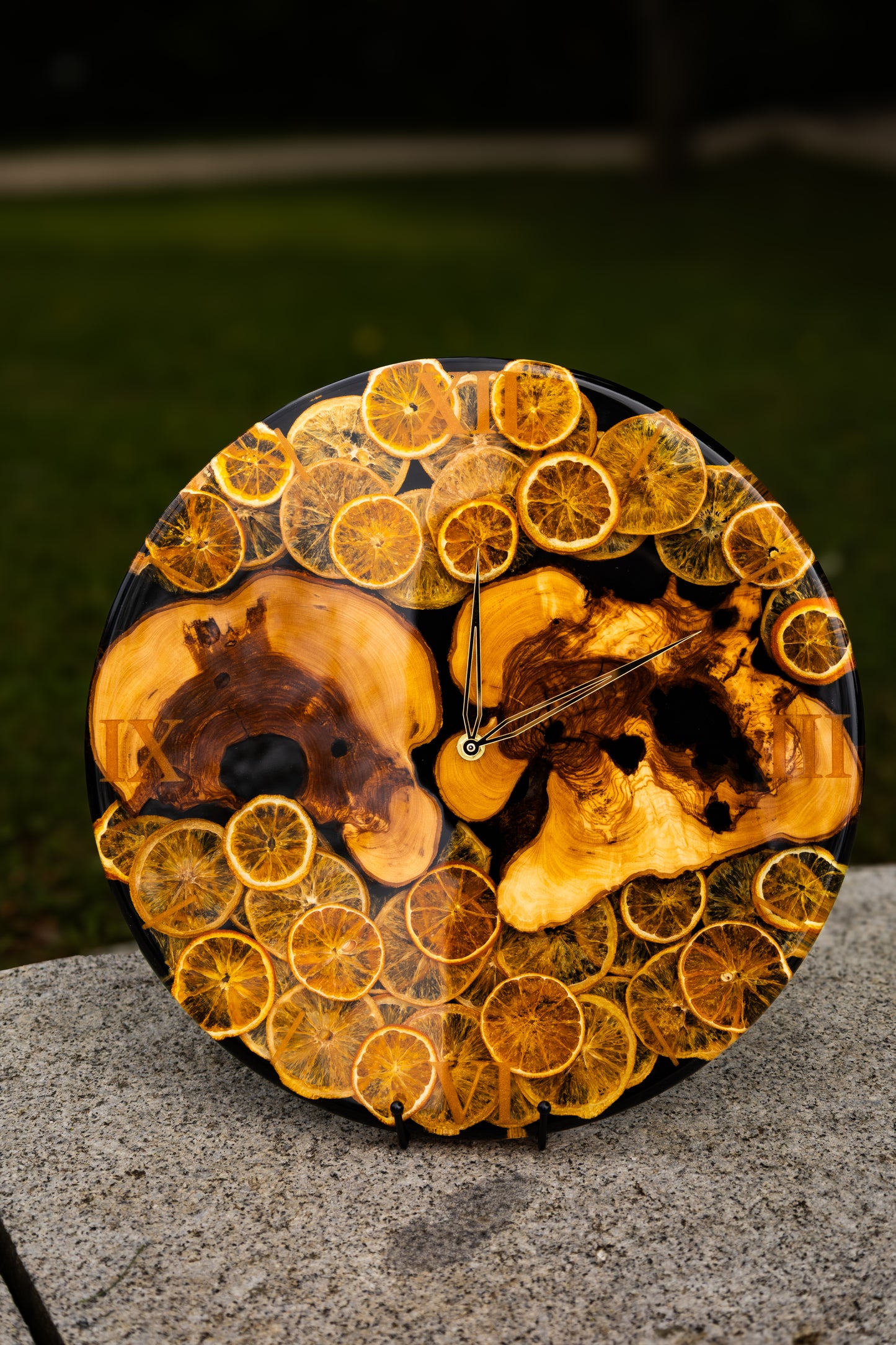 🍊 Golden Citrus – Handgefertigte Wanduhr aus Olivenholz & Epoxidharz