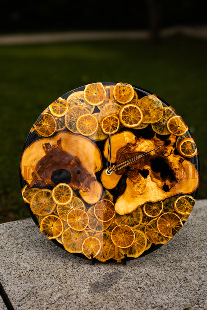 🍊 Golden Citrus – Handgefertigte Wanduhr aus Olivenholz & Epoxidharz