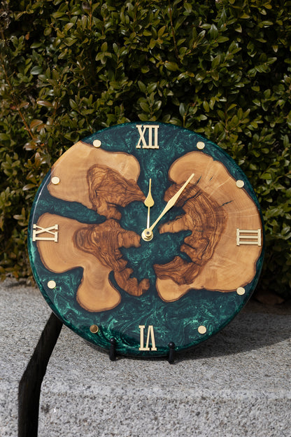 Smaragdinsel - Exklusive Wanduhr aus Olivenolz und Epoxidharz in edlem Smaragdgrün .