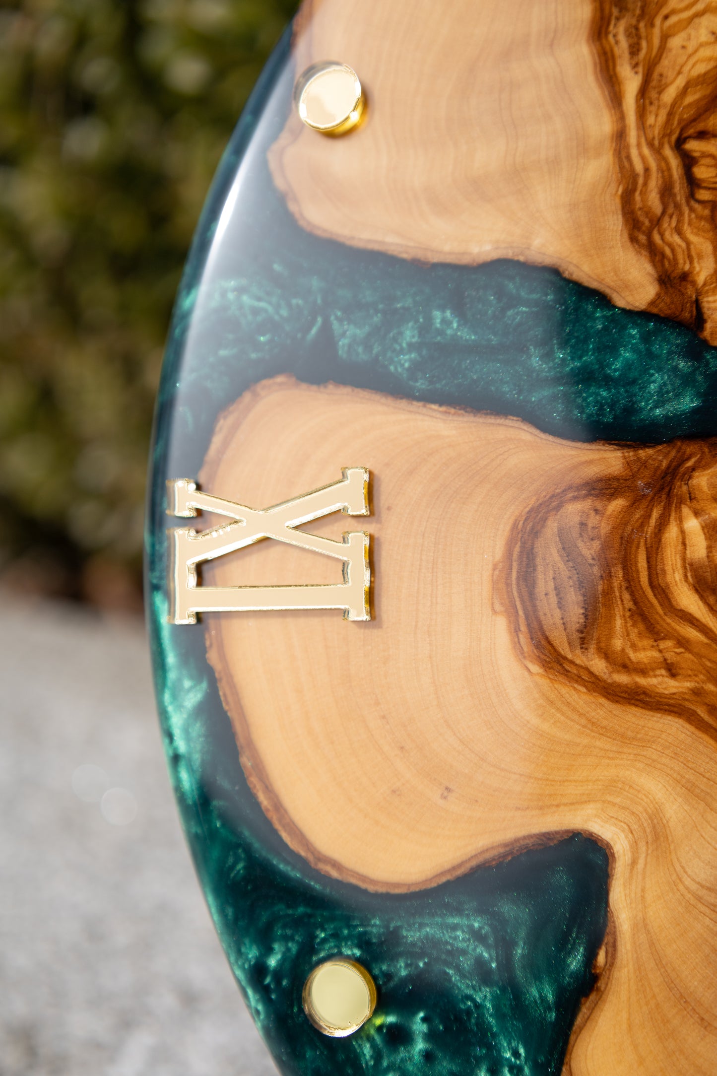 Smaragdinsel - Exklusive Wanduhr aus Olivenolz und Epoxidharz in edlem Smaragdgrün .