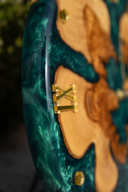 Smaragdinsel - Exklusive Wanduhr aus Olivenolz und Epoxidharz in edlem Smaragdgrün .