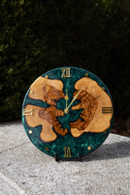 Smaragdinsel - Exklusive Wanduhr aus Olivenolz und Epoxidharz in edlem Smaragdgrün .