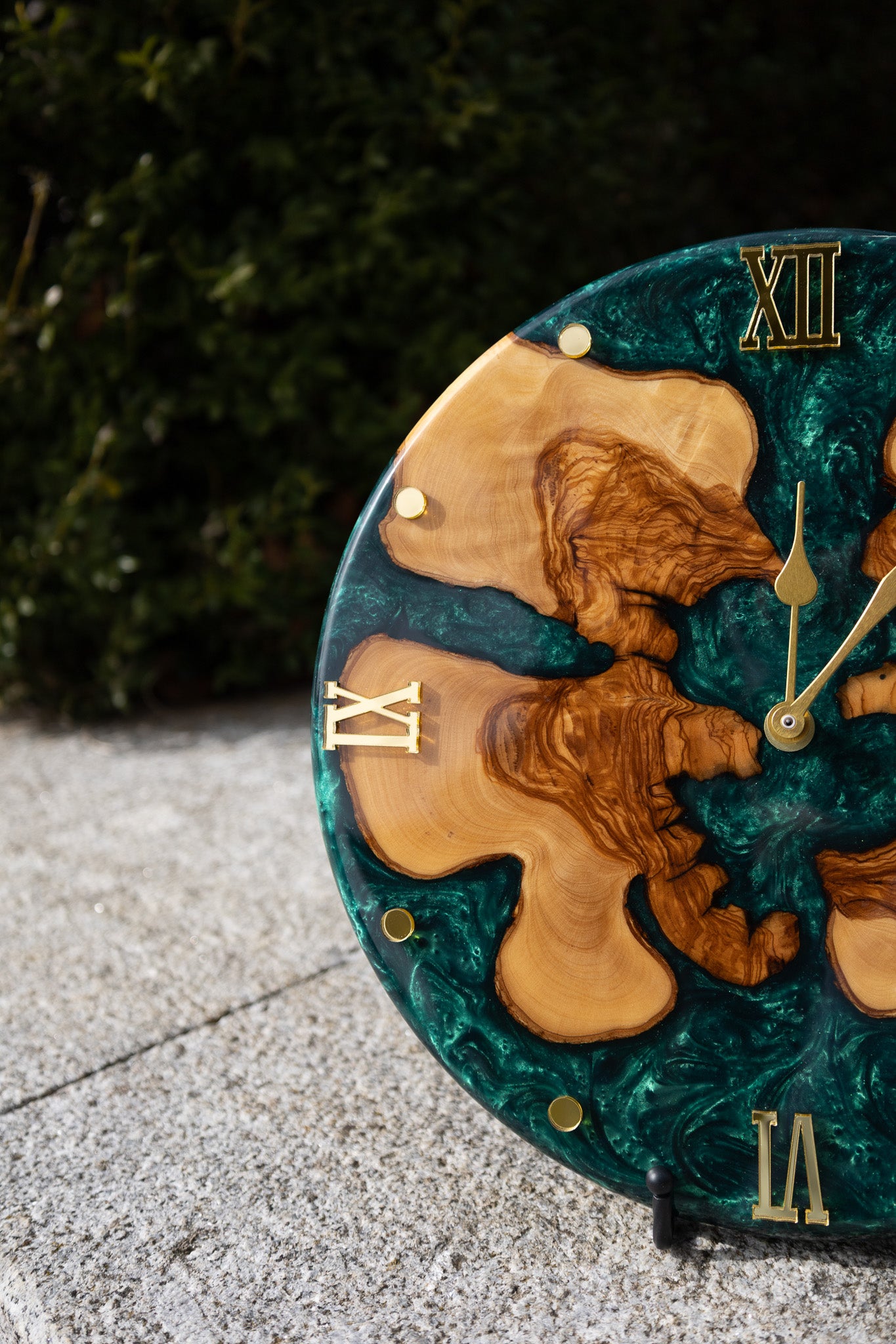 Smaragdinsel - Exklusive Wanduhr aus Olivenolz und Epoxidharz in edlem Smaragdgrün .