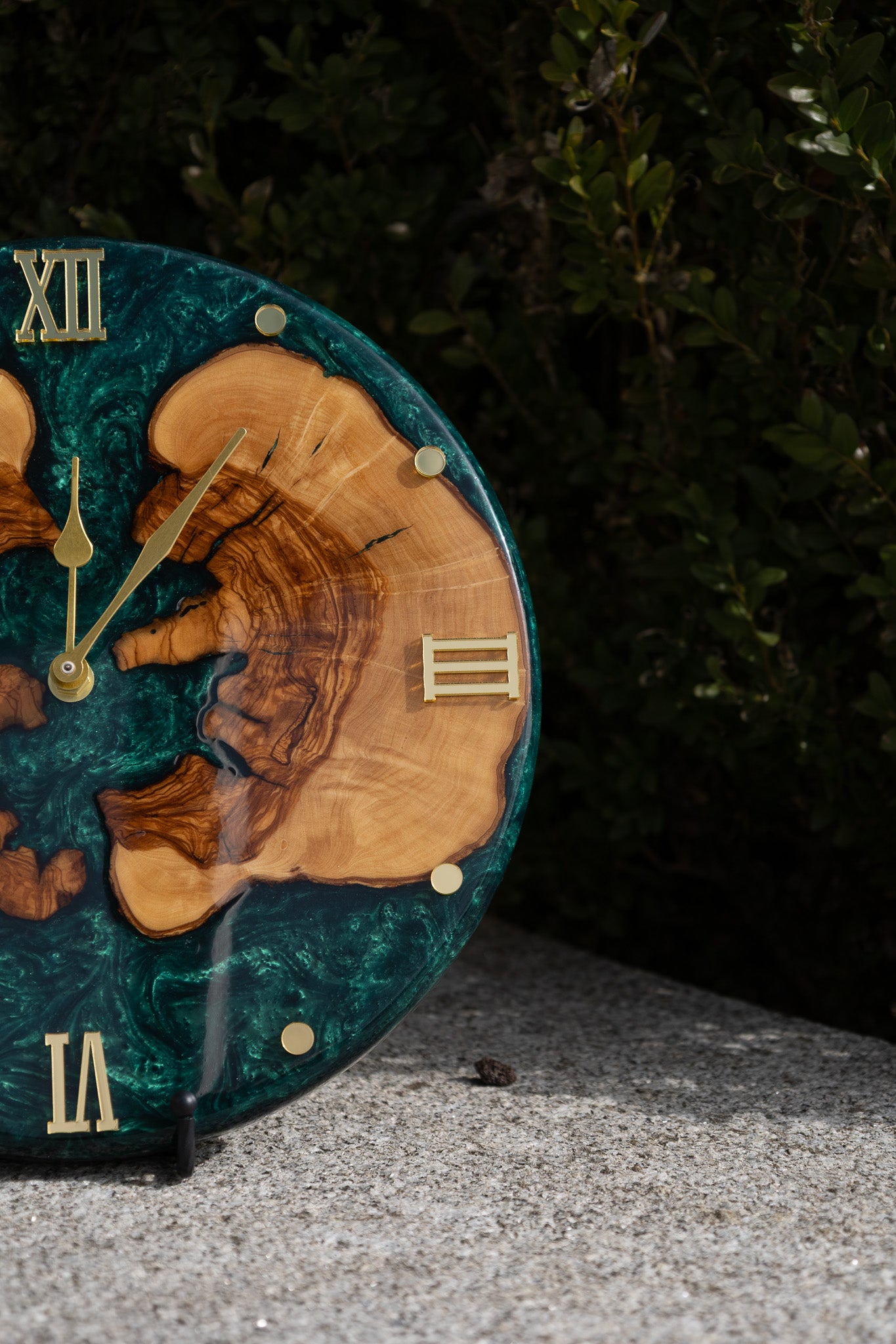 Smaragdinsel - Exklusive Wanduhr aus Olivenolz und Epoxidharz in edlem Smaragdgrün .