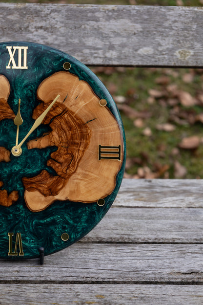 Smaragdinsel - Exklusive Wanduhr aus Olivenolz und Epoxidharz in edlem Smaragdgrün .