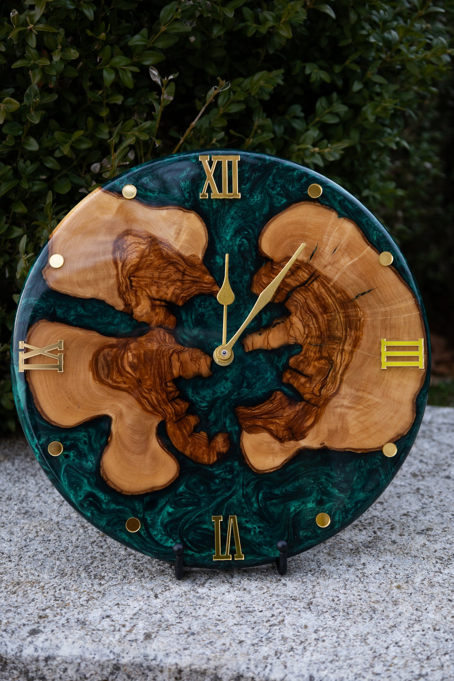 Smaragdinsel - Exklusive Wanduhr aus Olivenolz und Epoxidharz in edlem Smaragdgrün .