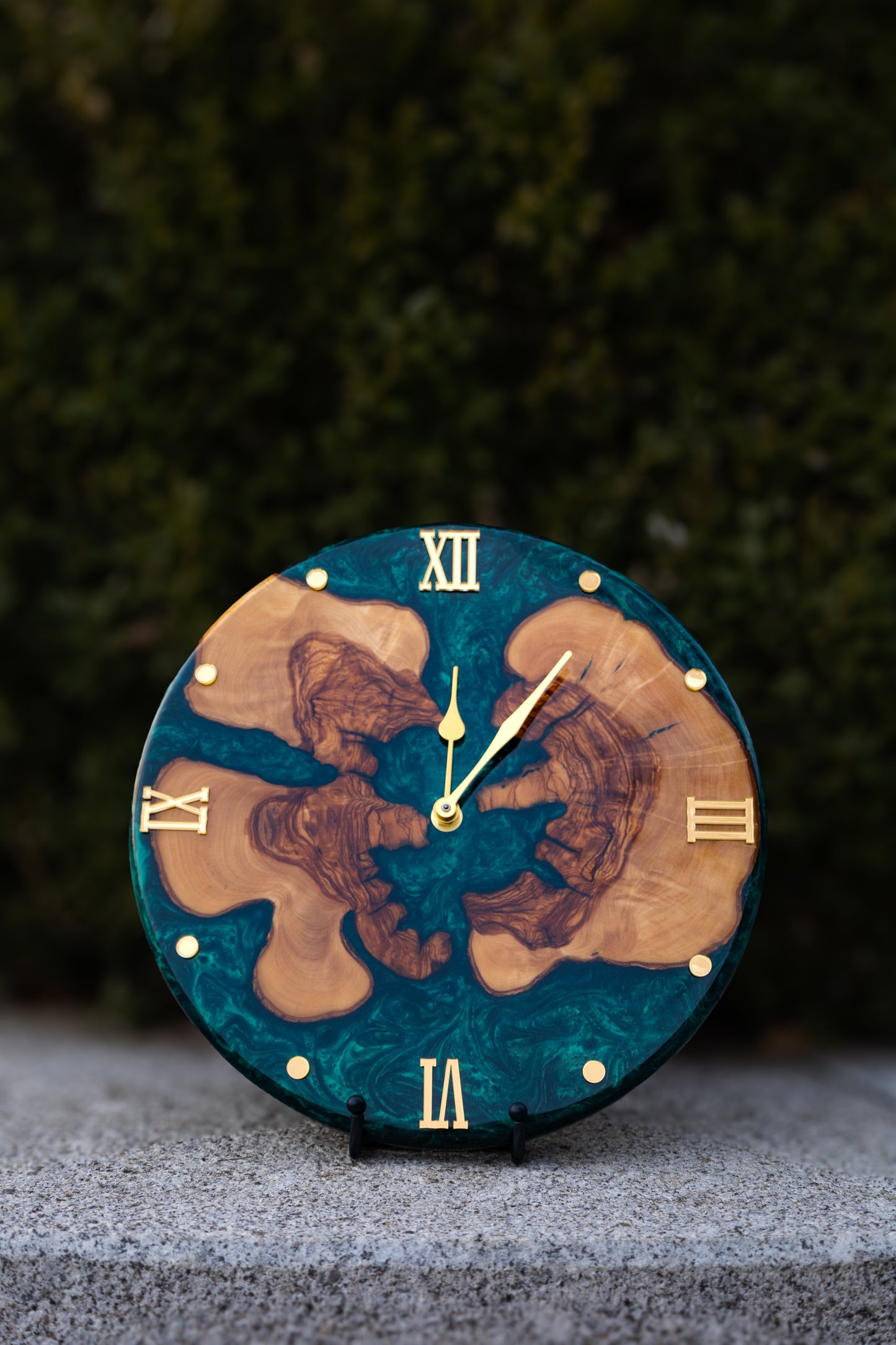 Smaragdinsel - Exklusive Wanduhr aus Olivenolz und Epoxidharz in edlem Smaragdgrün .
