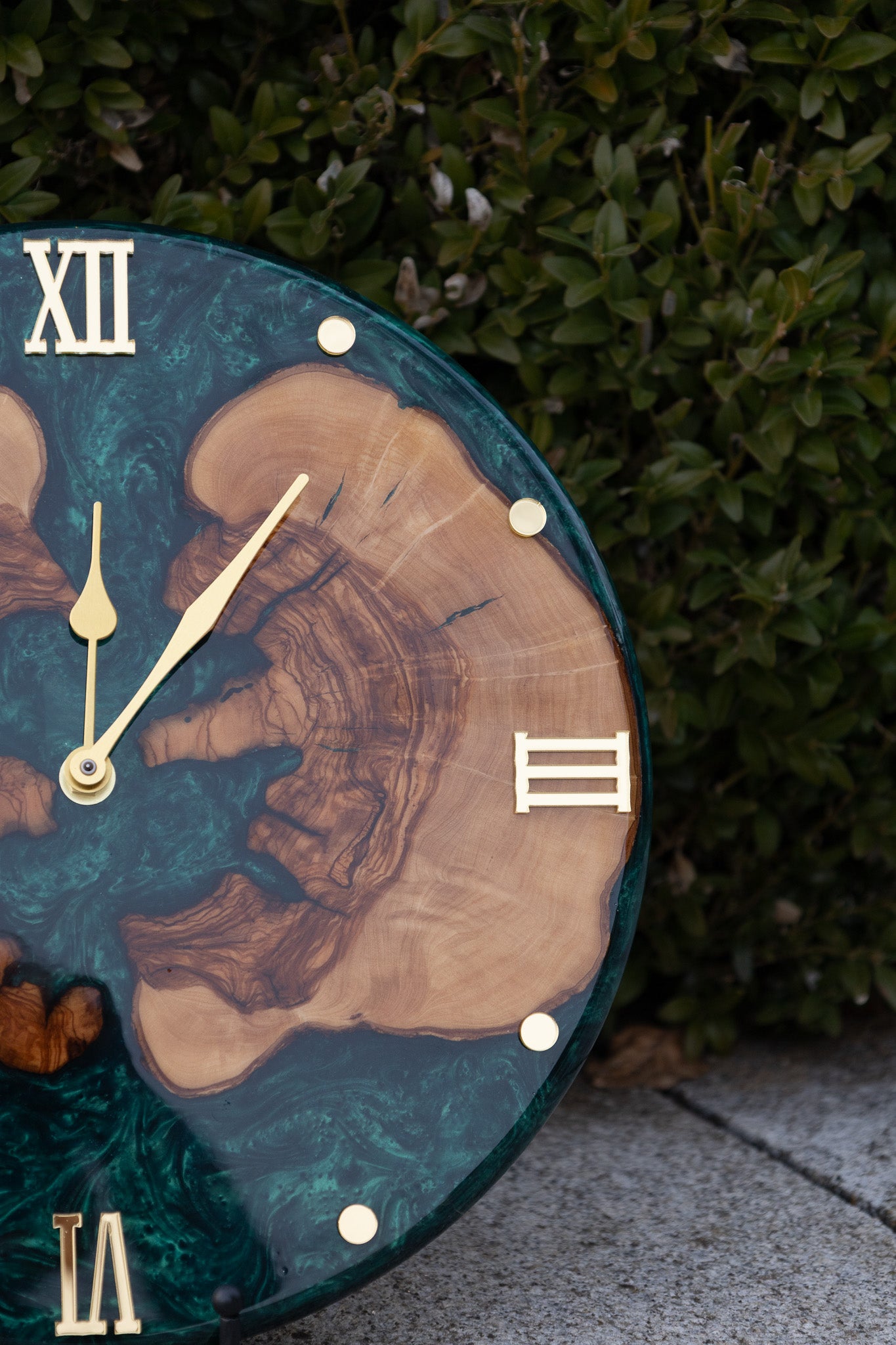 Smaragdinsel - Exklusive Wanduhr aus Olivenolz und Epoxidharz in edlem Smaragdgrün .