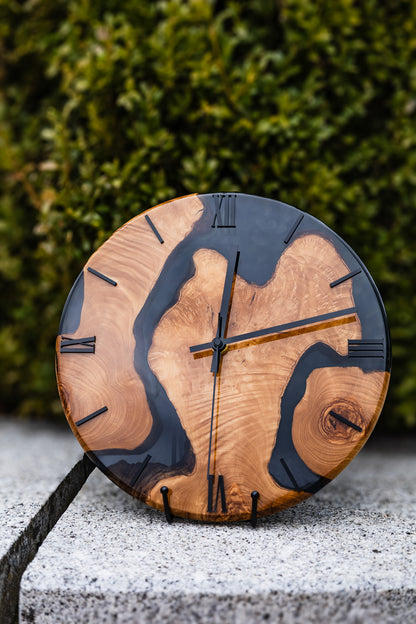 Fluss der Zeit - Wanduhr aus Olivenholz und Epoxidharz