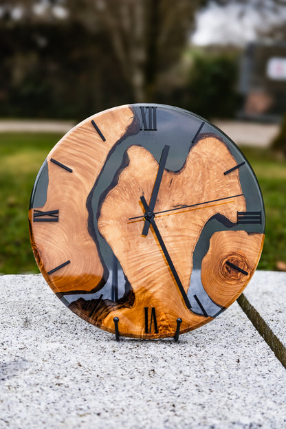 Fluss der Zeit - Wanduhr aus Olivenholz und Epoxidharz