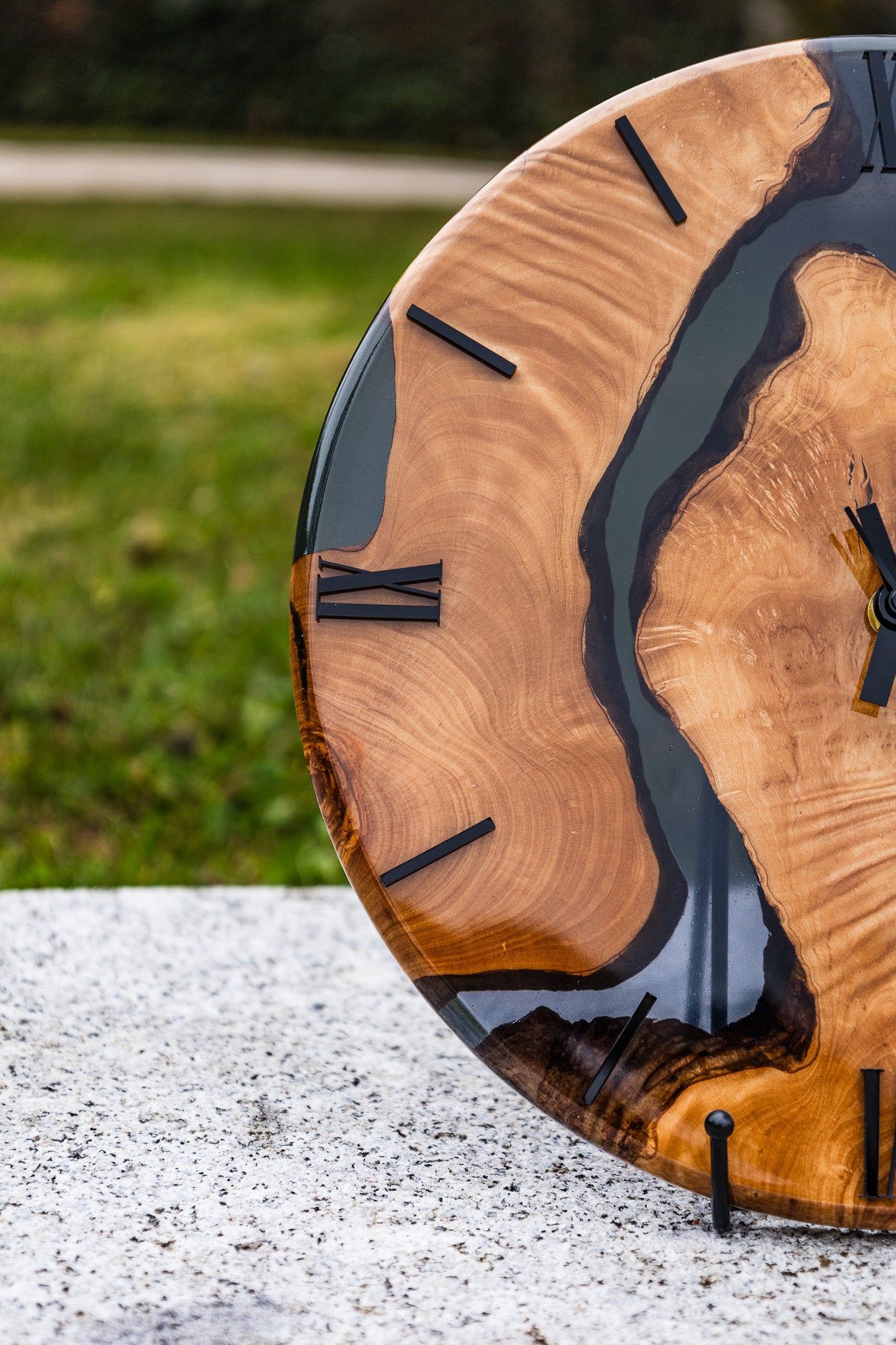 Fluss der Zeit - Wanduhr aus Olivenholz und Epoxidharz