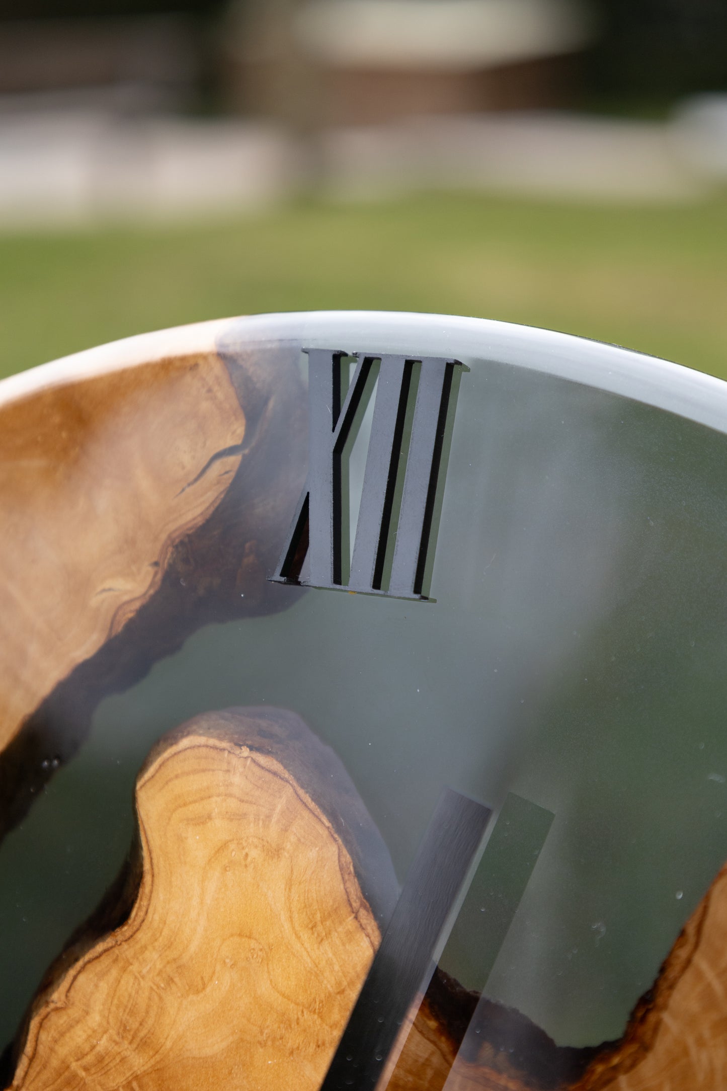 Fluss der Zeit - Wanduhr aus Olivenholz und Epoxidharz
