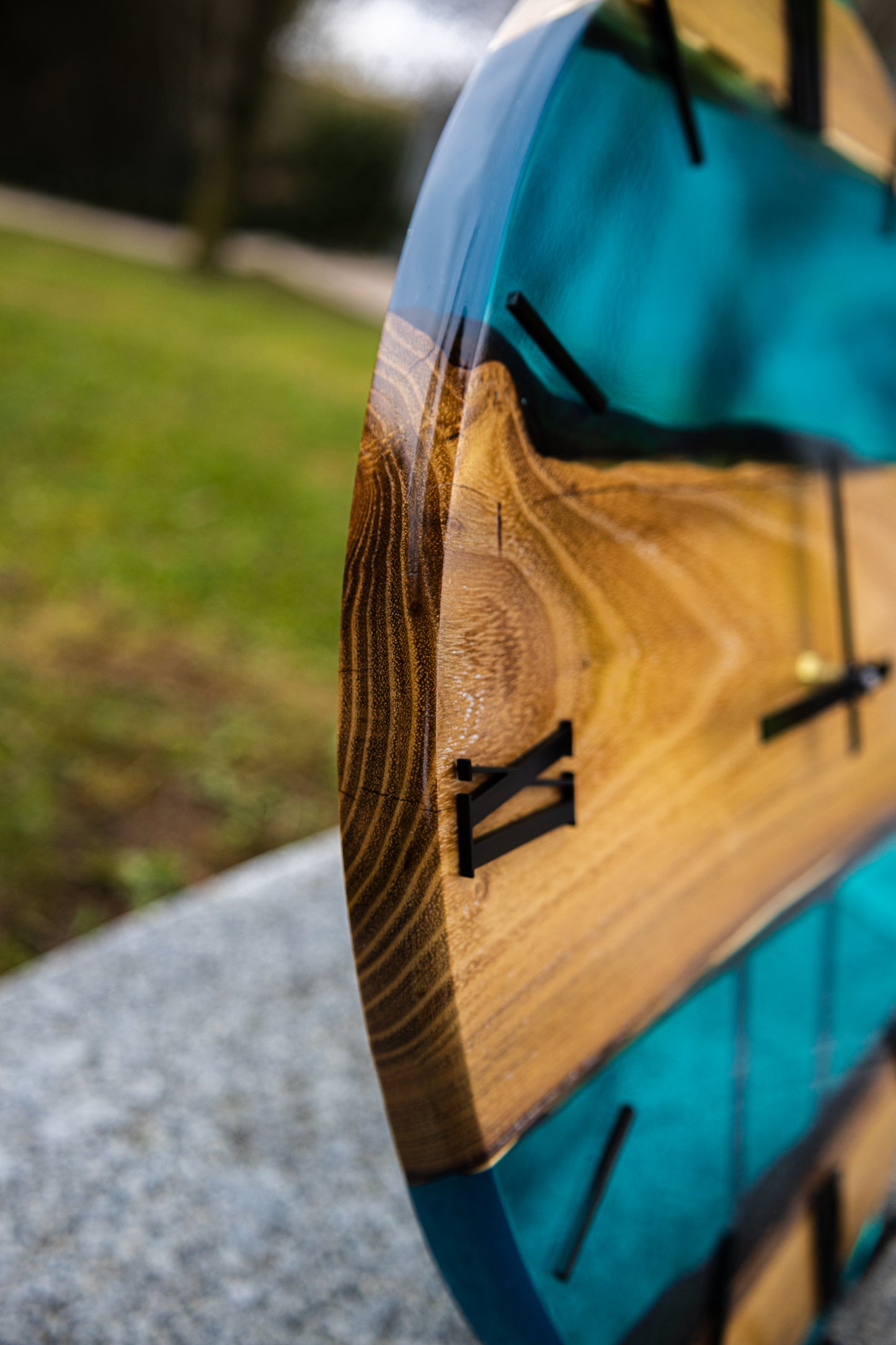 Lagune der Zeit - Wanduhr aus Robinienholz  und transparentem Epoxidharz