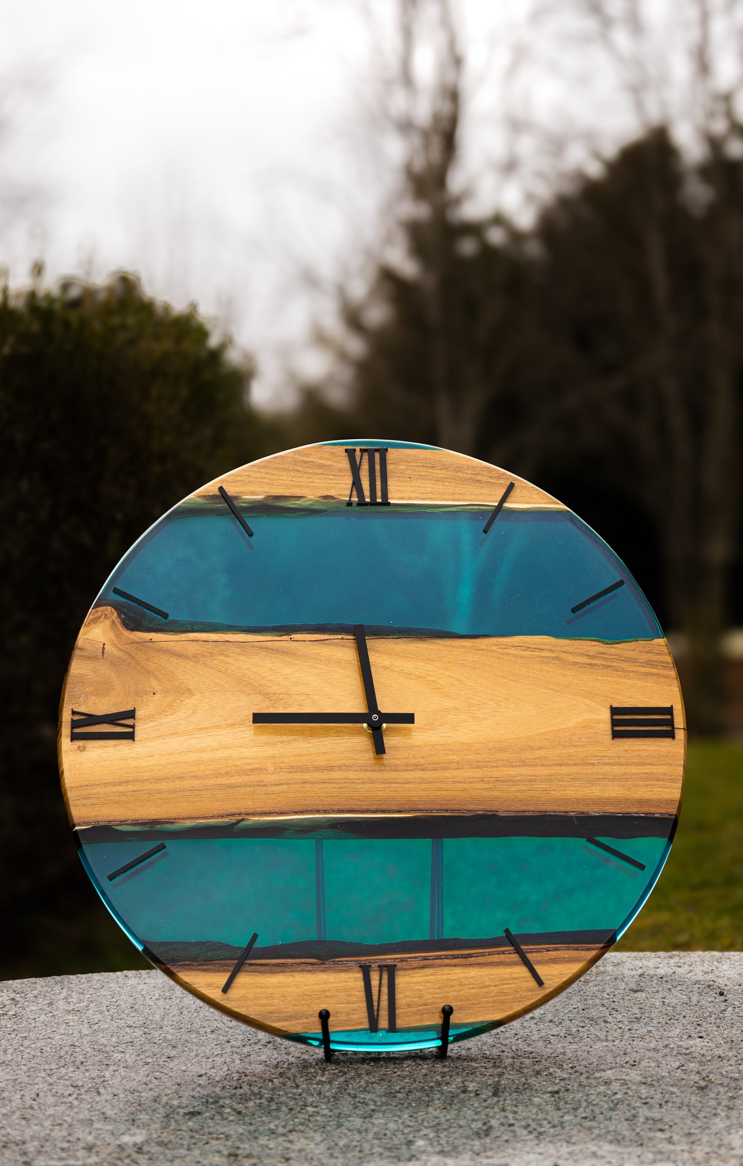 Lagune der Zeit - Wanduhr aus Robinienholz  und transparentem Epoxidharz