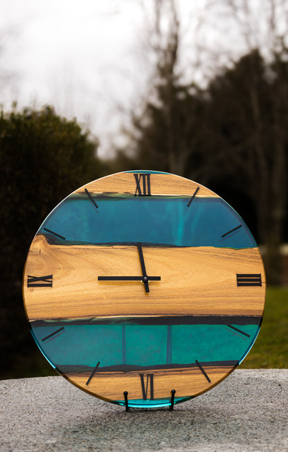 Lagune der Zeit - Wanduhr aus Robinienholz  und transparentem Epoxidharz
