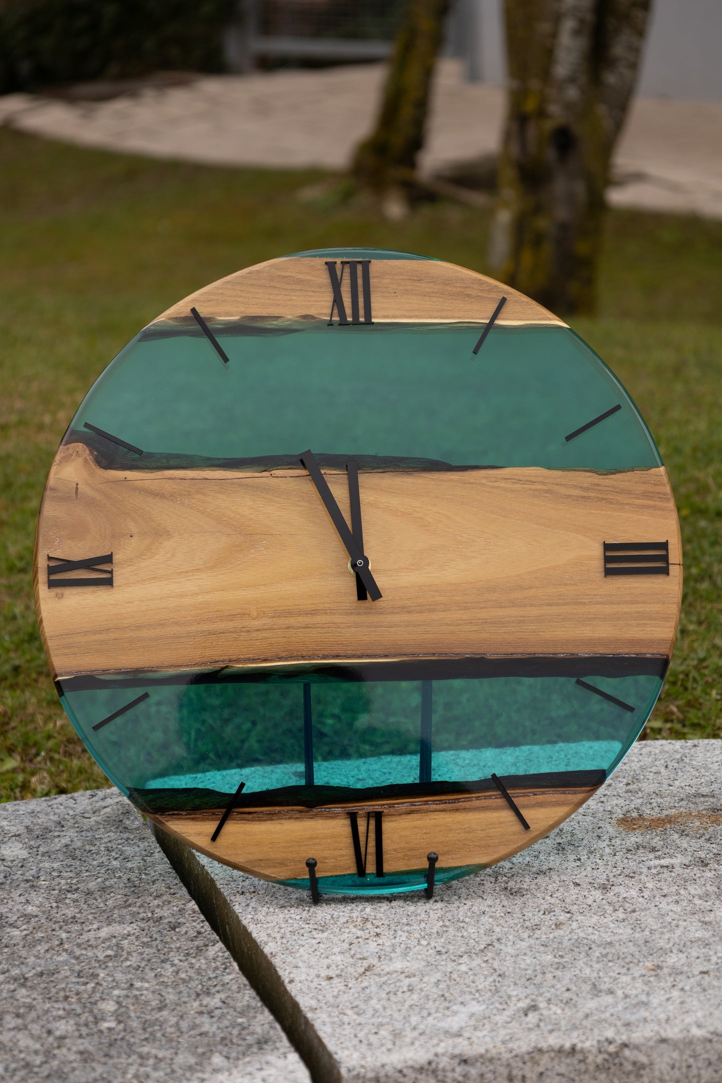 Lagune der Zeit - Wanduhr aus Robinienholz  und transparentem Epoxidharz
