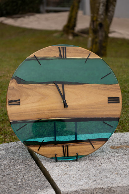 Lagune der Zeit - Wanduhr aus Robinienholz  und transparentem Epoxidharz