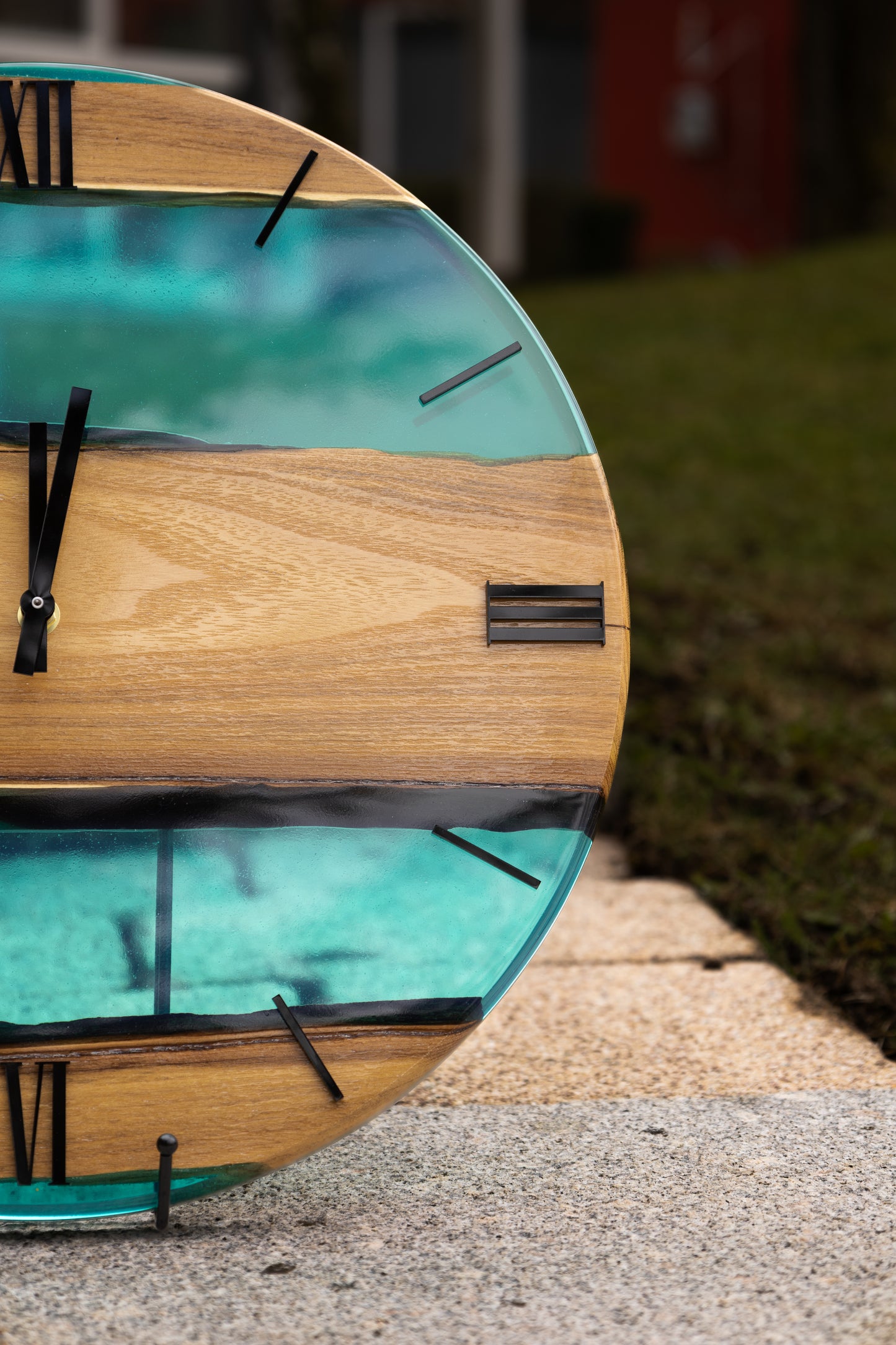 Lagune der Zeit - Wanduhr aus Robinienholz  und transparentem Epoxidharz