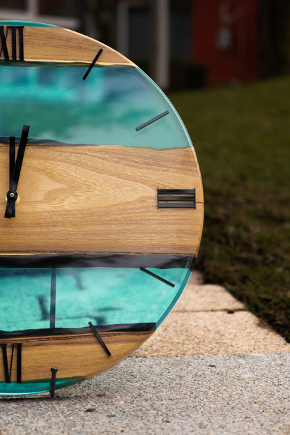 Lagune der Zeit - Wanduhr aus Robinienholz  und transparentem Epoxidharz