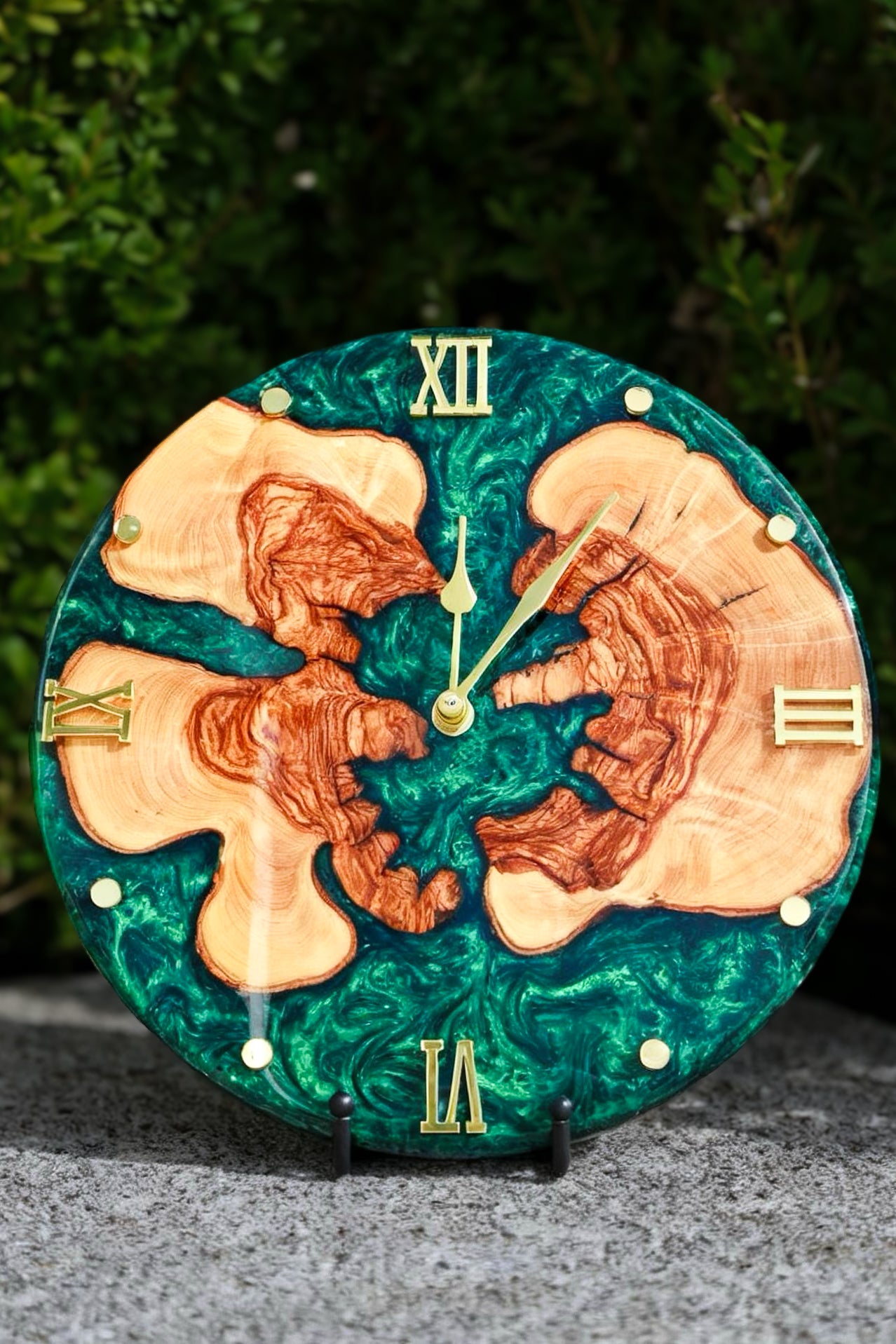 Smaragdinsel - Exklusive Wanduhr aus Olivenolz und Epoxidharz in edlem Smaragdgrün .