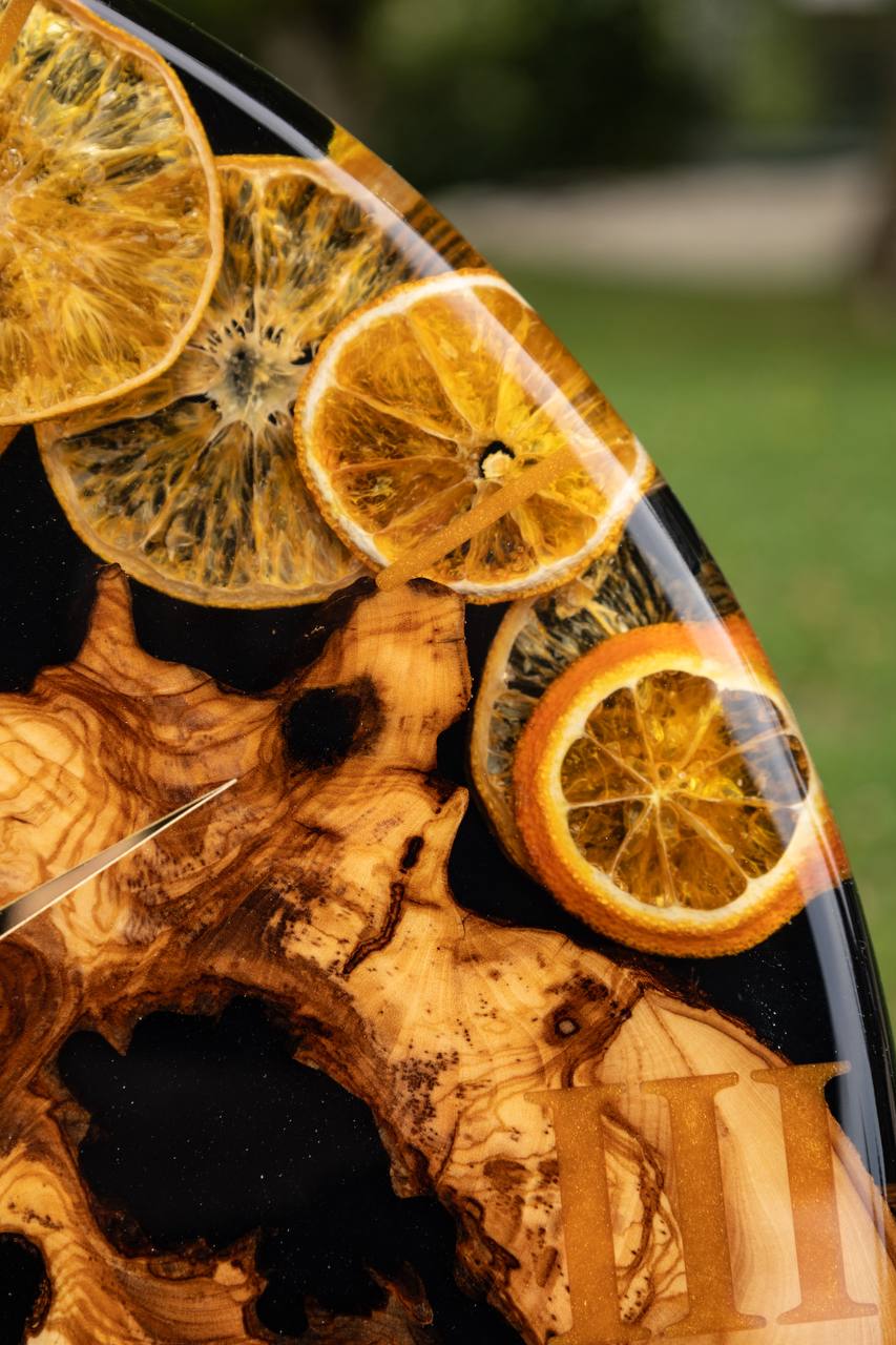 🍊 Golden Citrus – Handgefertigte Wanduhr aus Olivenholz & Epoxidharz