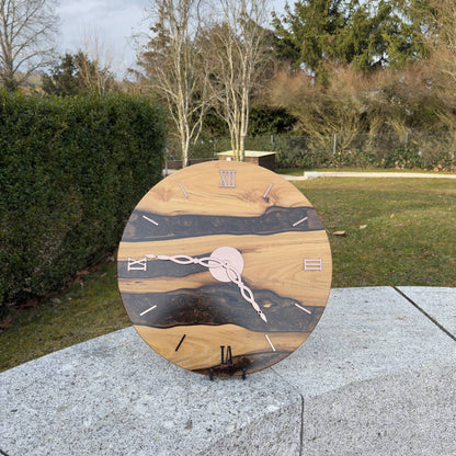 ChocoGlanz – Wall clock made of burnt robinia wood with mother-of-pearl epoxy resin filling