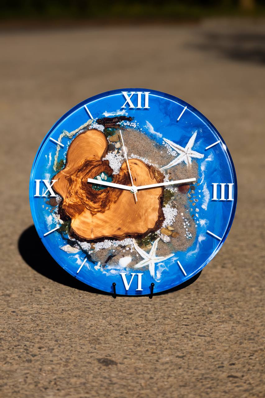 🌊 Ocean Heart – Handgefertigte Wanduhr aus Olivenholz & Epoxidharz