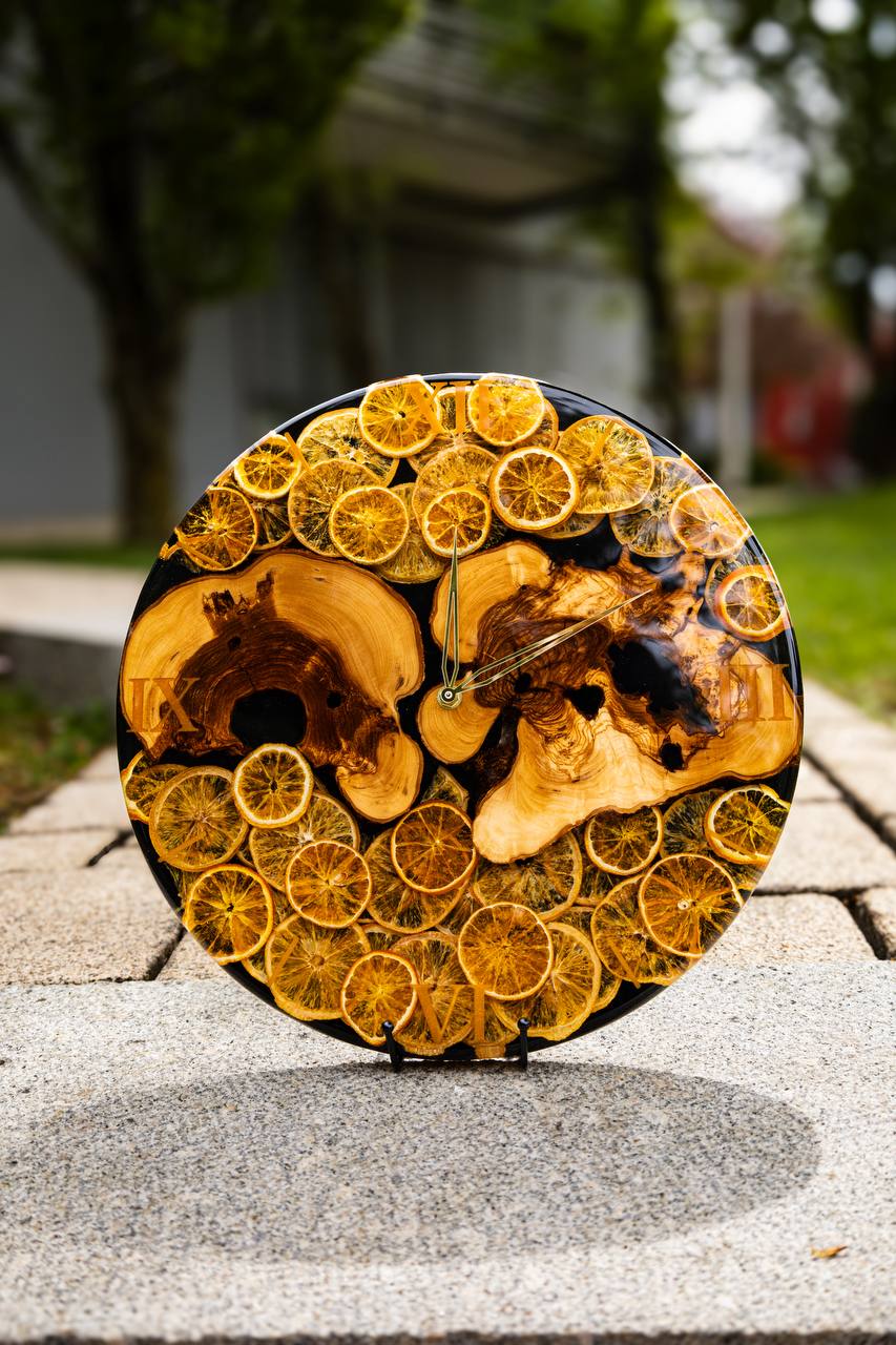 🍊 Golden Citrus – Handgefertigte Wanduhr aus Olivenholz & Epoxidharz