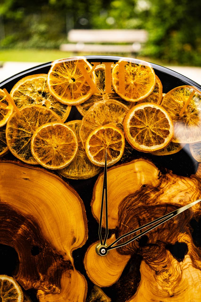 🍊 Golden Citrus – Handgefertigte Wanduhr aus Olivenholz & Epoxidharz