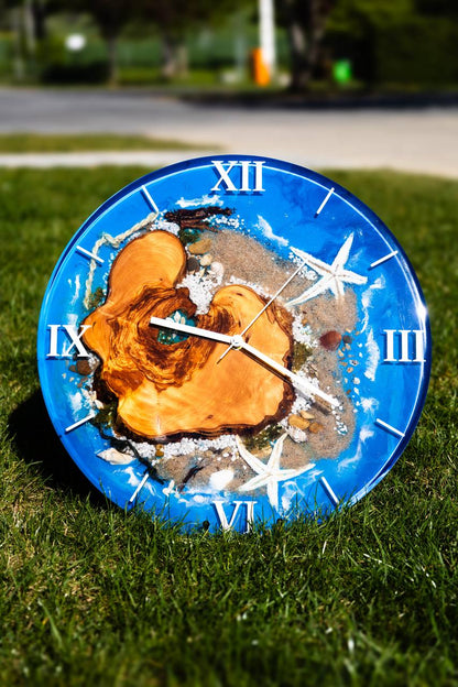 🌊 Ocean Heart – Handgefertigte Wanduhr aus Olivenholz & Epoxidharz