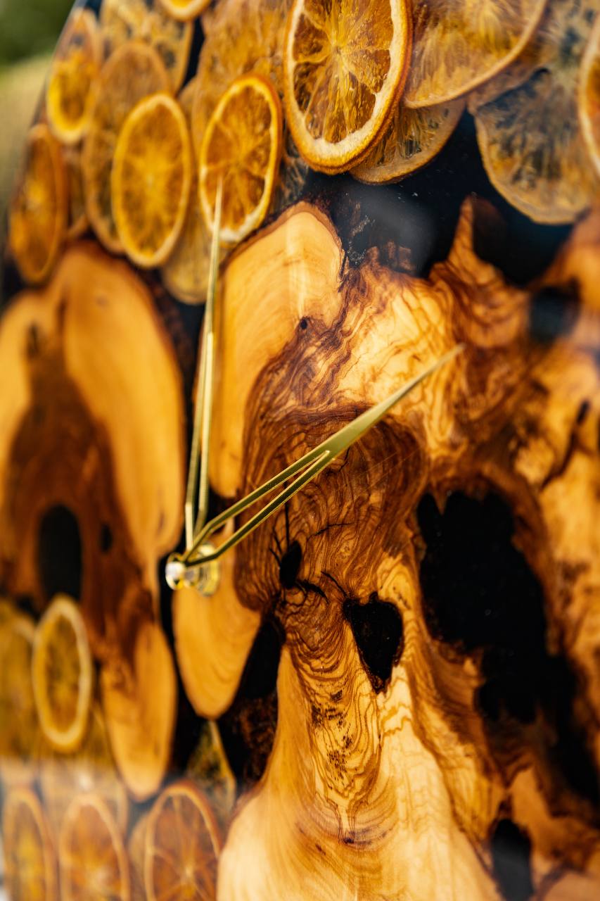 🍊 Golden Citrus – Handgefertigte Wanduhr aus Olivenholz & Epoxidharz
