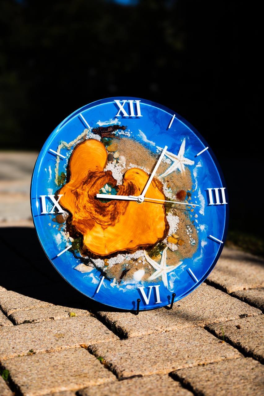 🌊 Ocean Heart – Handgefertigte Wanduhr aus Olivenholz & Epoxidharz