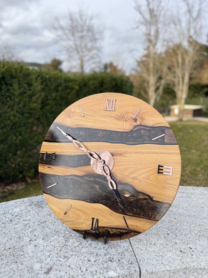 ChocoGlanz – Wall clock made of burnt robinia wood with mother-of-pearl epoxy resin filling