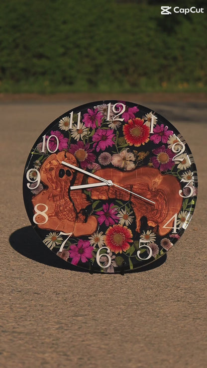 Flora Moment - Handgefertigte Wanduhr aus Olivenholz mit echten Blumen